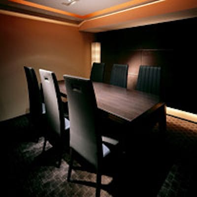 料理を美味しく食べる為の魅力的なライティング、更に空気清浄機で常に清潔な空気を