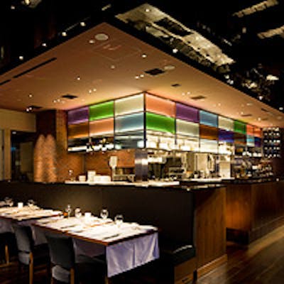 「活気」と「熱」を伝えるオープンキッチンと仙台の街を眺めながら