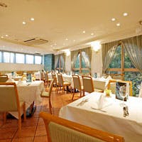 井の頭公園の緑に囲まれた癒しの空間とオープンキッチンの明るい店内