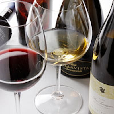 100種ほどのイタリアワインを取り揃えております、お気軽にご相談下さい