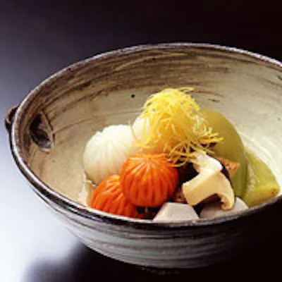 創業300余年。旬の食材をふんだんに使い、伝承の川魚料理を加えた伝統京懐石を