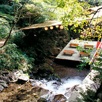 夏の風物詩「清流の川床」