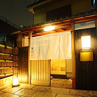 路地裏に佇む日本建築の贅を尽くした優麗な一軒家で、神楽坂の粋な夜を