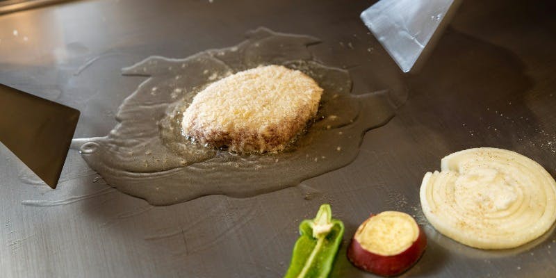 【平日限定】鉄板で焼き上げるビーフカツレツプレート