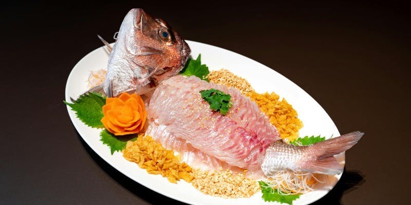 8名様以上でご予約頂くと中国式鯛の刺身プレゼント【忘新年会プラン】フリードリンク付き絶品コース