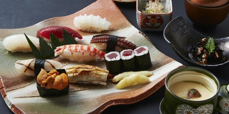 【ランチ限定のお得な寿司セット】にぎり8貫、細巻き、茶碗蒸しやデザートなど全6品＋1ドリンク