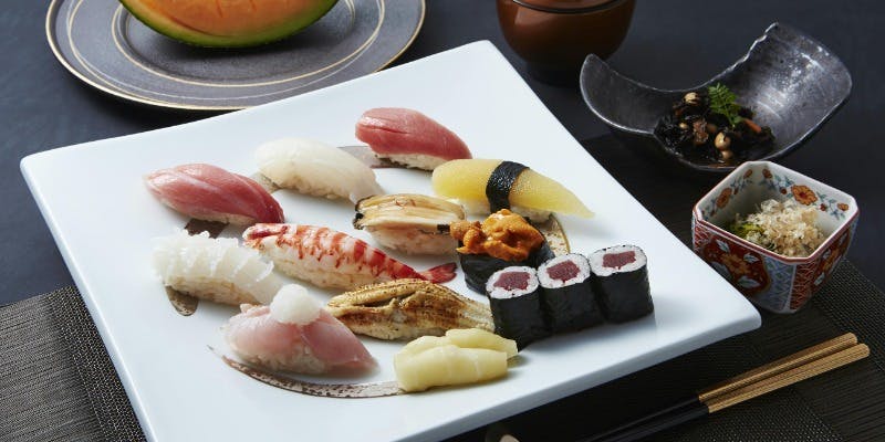 【厳選にぎり寿司10貫】トロを含めたにぎり10貫、細巻、赤出汁など＋1ドリンク