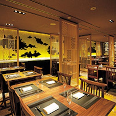 御堂筋に面した明るい店内。四季折々の銀杏並木をお愉しみいただけるレストラン