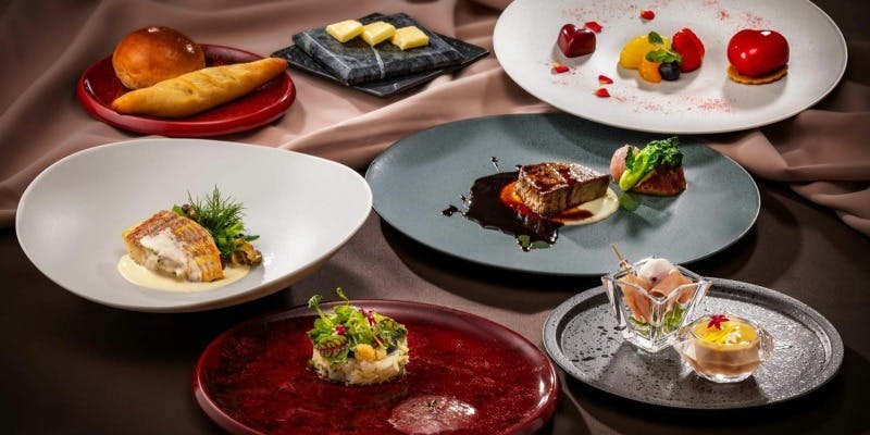 【AKATSUKI】お魚・お肉料理など全5品ディナーコース＋乾杯グラスシャンパン付 ＜窓席確約＞（週末）