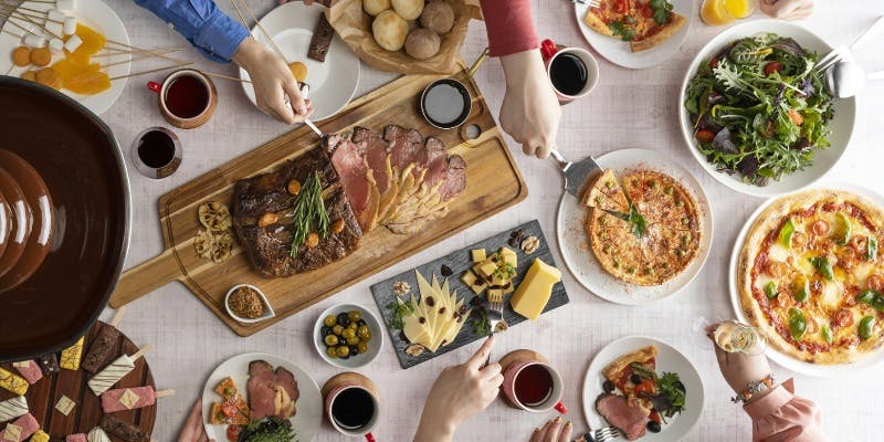 さまざまな料理が並べられたランチビュッフェ