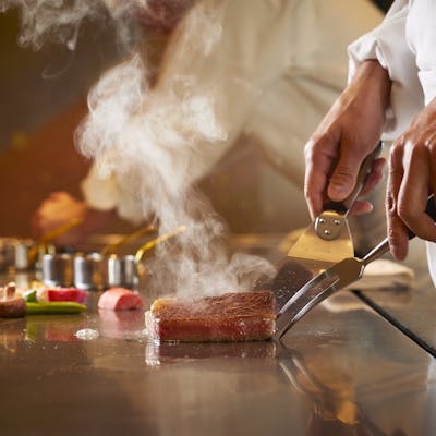 シェフの鮮やかな手さばきを見ながら厳選された食材を味わう