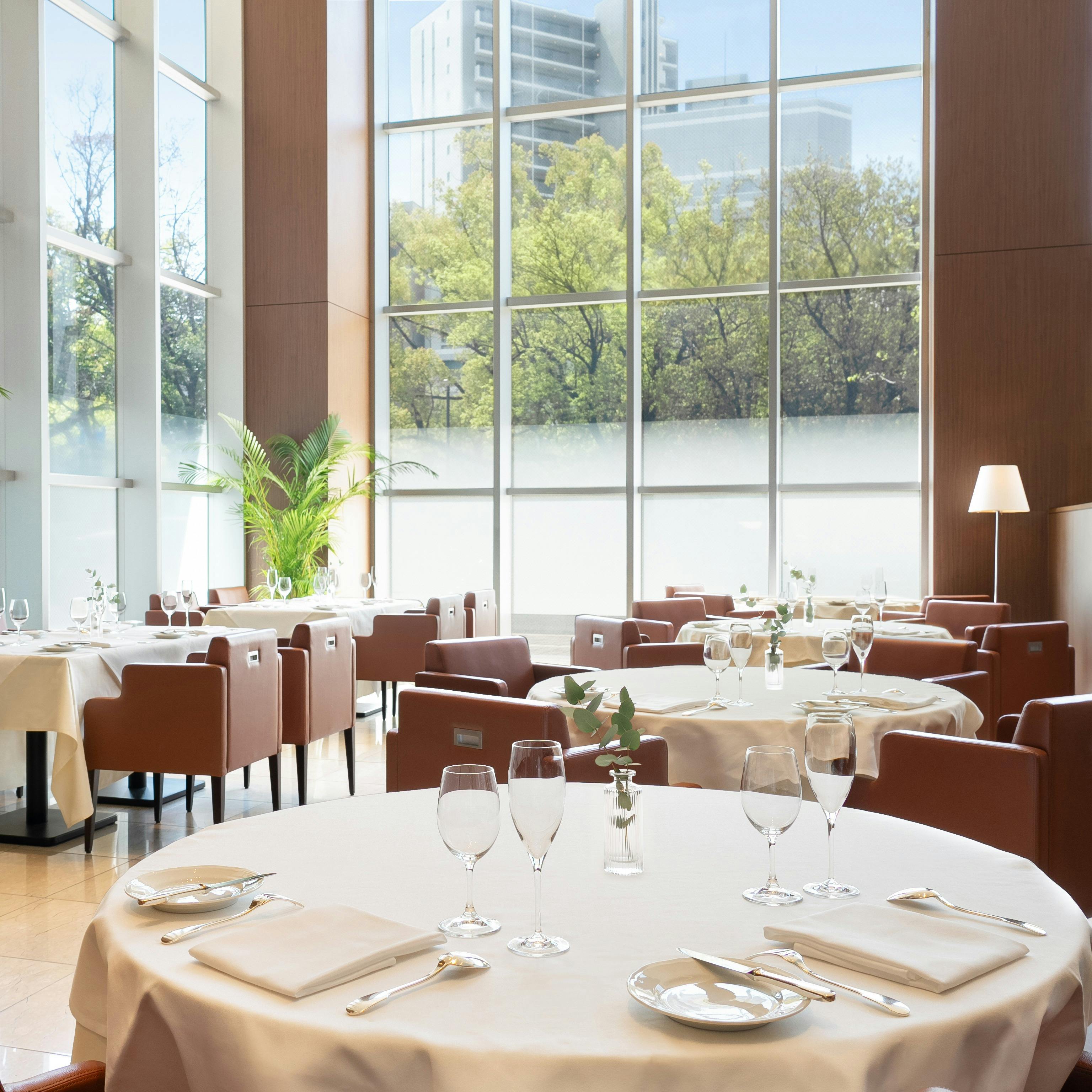 磨き上げられた鍋がかかるオープンキッチン