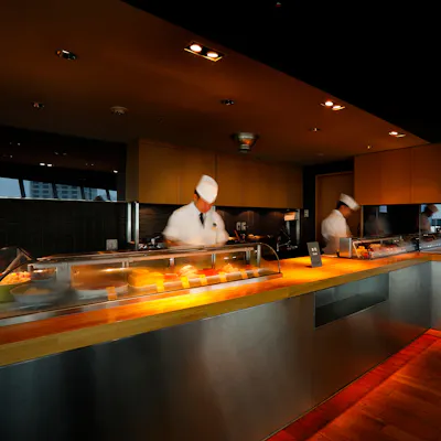 シェフの手捌きを目の当たりにできる「ステージキッチン」から出来立ての料理をご提供