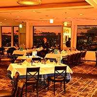 少人数から100名以上の貸切パーティーまでビュッフェスタイルで楽しむパーティーを