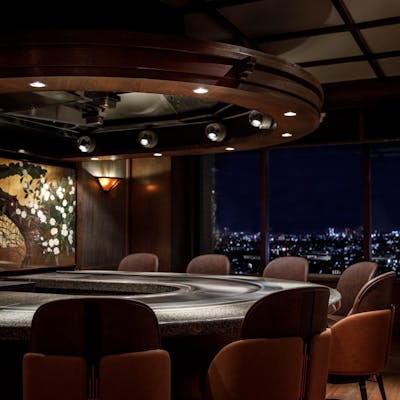 ホテル最上階に位置する、重厚感あふれる店内