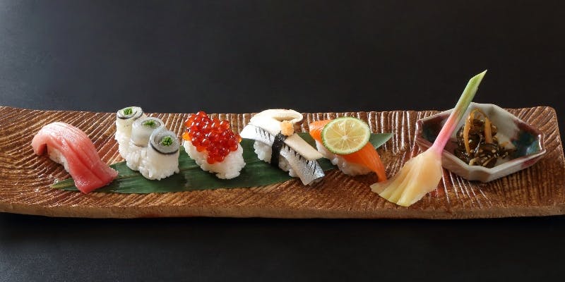【蜻蛉コース】厳選した食材を使用した寿司10貫と京料理の懐石＋おすすめ純米大吟醸（グラス）