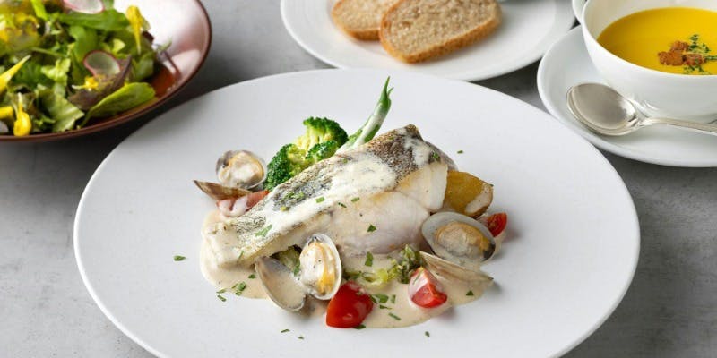 今月のお魚料理ランチセット～毎月変わるお魚料理と、外はカリっと中はもっちりポップオーバーが選べる！