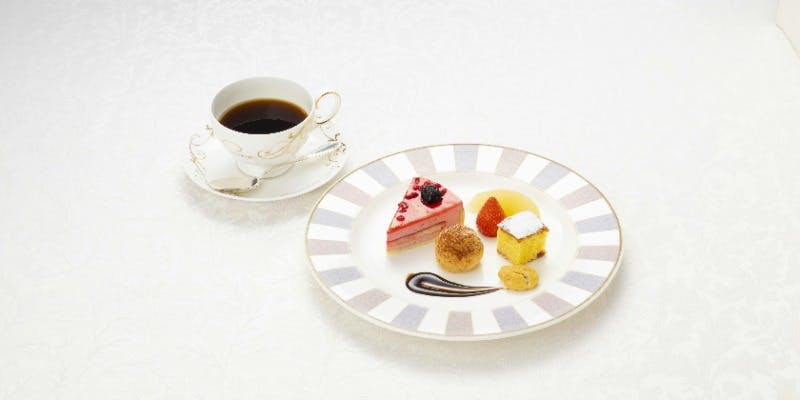 【アフタヌーンクルーズ】季節のケーキとフルーツ＋コーヒーもしくは紅茶（土日祝） 12072869