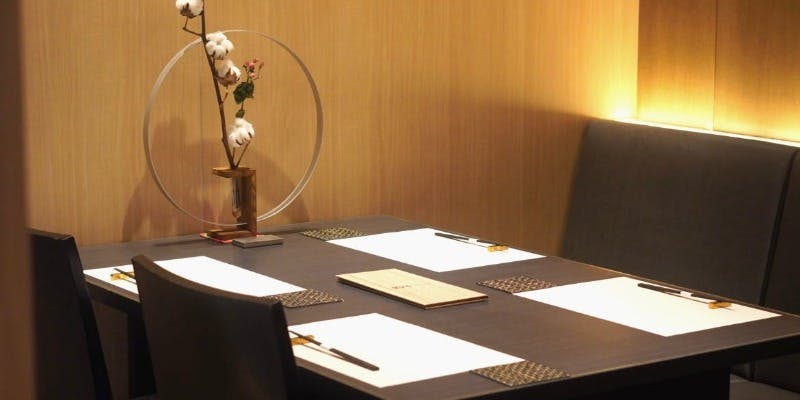 2名様から4名様の会食に【完全個室席】ディナーコース　＋ワンドリンク（7,700円コース）