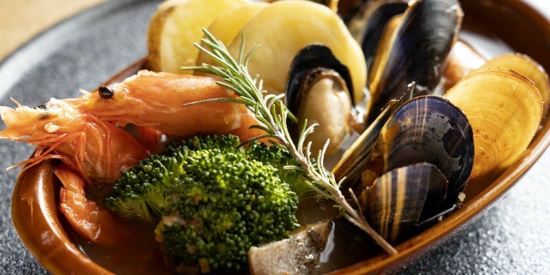 鉄鍋「ブイヤベース」＆ ポークカツサンド＋季節のフルーツカクテルも選べるフリーフロー（1日1組　限定）