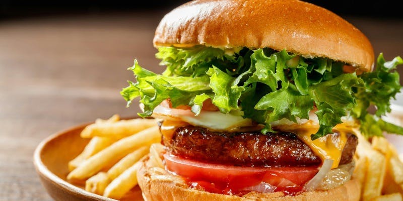 黒毛和牛バーガー ＆ 季節の旬菜＋乾杯ドリンク付き