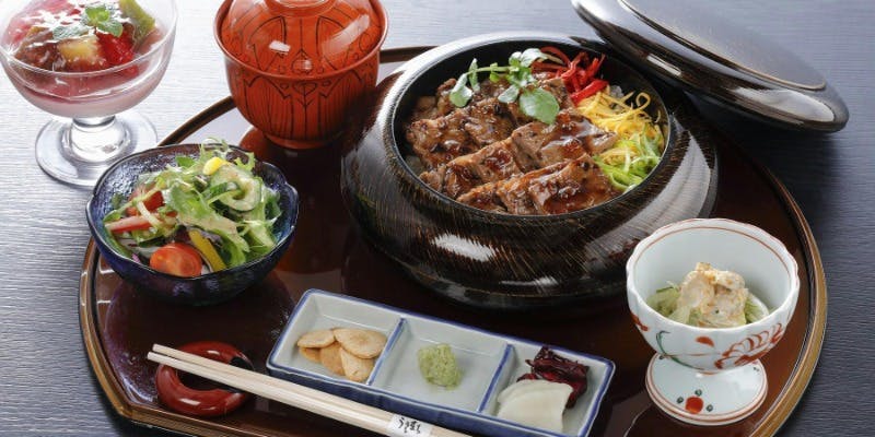 【国産牛サーロインステーキ重】小鉢、ステーキ重、水菓子など全4品＋食後のコーヒー（平日限定）