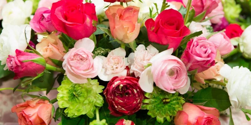【ローズアニバーサリー】バラをテーマにテーブルコーディネイト＋バラの花束＆グラススパークリング付