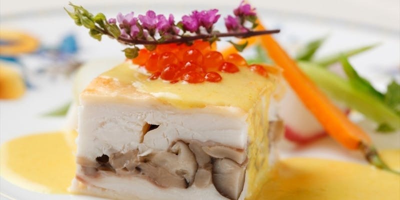 【Xmasランチ2025】花々に囲まれて・・・乾杯スパークリングにXmasケーキ！牛フィレステーキ等Wメイン全5品