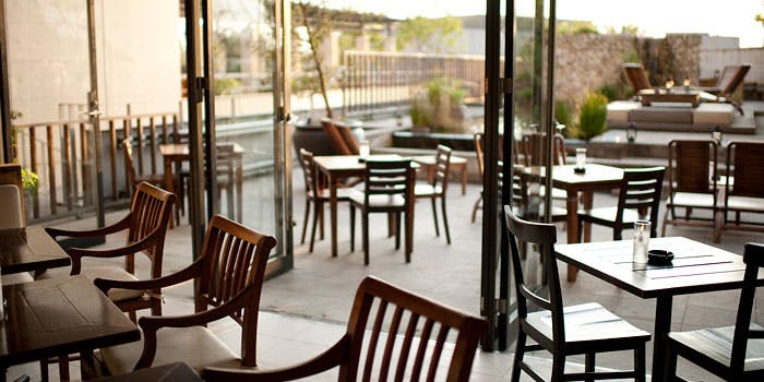 テラス席のあるレストラン