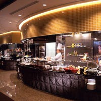 ピザ釜、ロティサリー、グリヤードの設備を整えた食のステージ