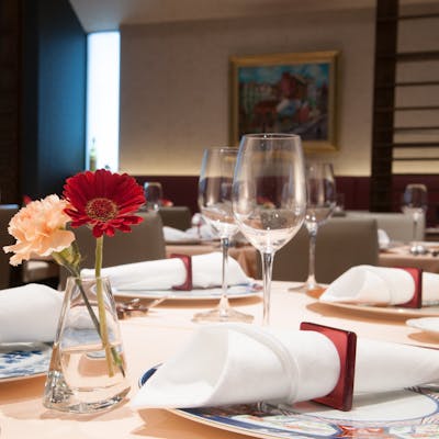 横浜駅から離れたひっそり佇む、落ち着いた大人のモダンレストラン