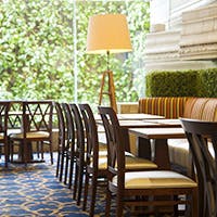 木漏れ日と流れる水の空間で寛ぎのひとときを