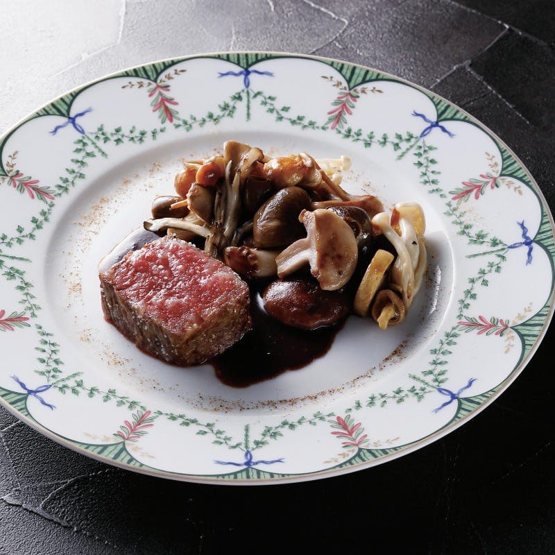お肉料理を“国産牛ロース肉の網焼き 季節の野菜添え”に変更