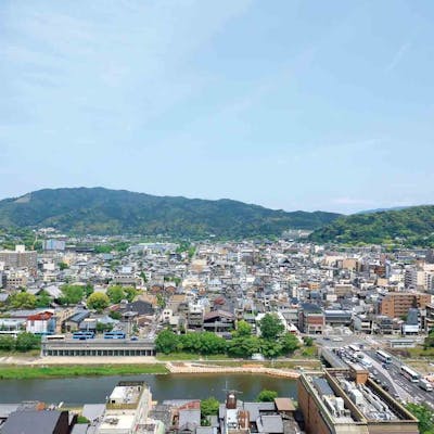 東山三十六峰を借景に、寺社仏閣、瓦屋根の町並み、鴨川などを一望