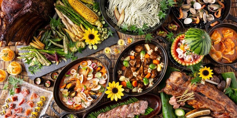 鉄板に盛られたさまざまなビュッフェの料理