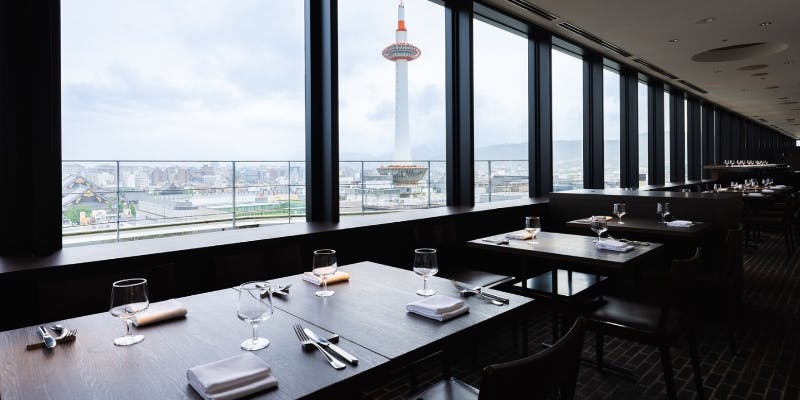 目の前の大きな窓から京都タワーが見える落ち着いた雰囲気の店内