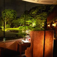 四季折々の姿を楽しめる庭園の景色とラグジュアリーな空間