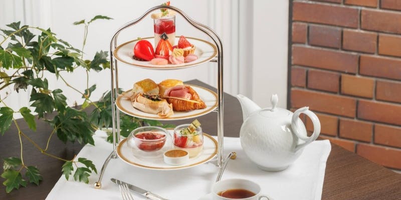 【アフタヌーンティーセット】プティフール6種、スコーン、サンドイッチなど