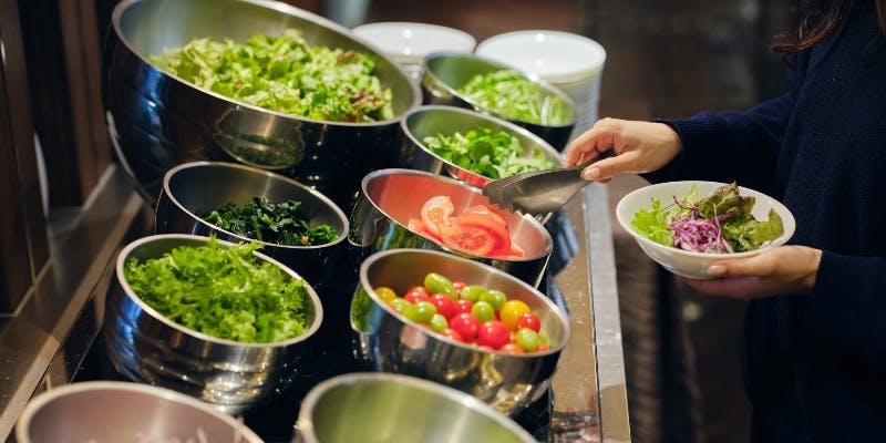 【サラダ・ドリンクビュッフェ付！】メインが選べる ランチセット（平日限定）