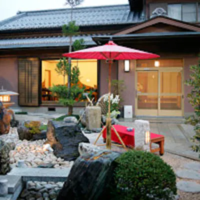 お客様のお越しを庭園がお迎えし、ゆっくりと落ち着いた世界へ