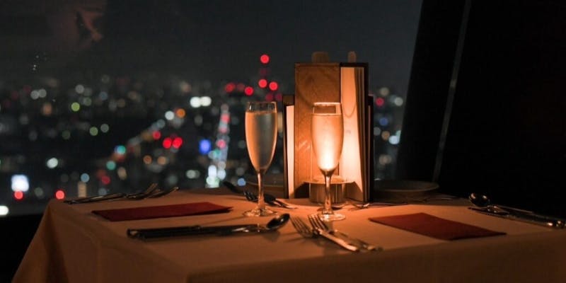 【記念日ディナーコース】乾杯酒やフラワーギフト、メッセージプレート含む全6品＋【窓側席確約】