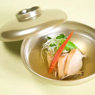 日々かわりゆく事へのこだわり。季節・食材・味・趣のすべてが移りゆき、「ひと」との出会いと繋がりを大切に