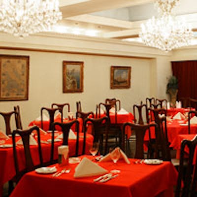 深紅のテーブルクロスで統一した店内。ゆったりとお食事をお楽しみ頂ける雰囲気です