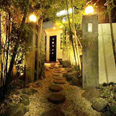 赤坂の路地裏に佇む一軒家レストランは、古い建物を改築した温もりのある店内