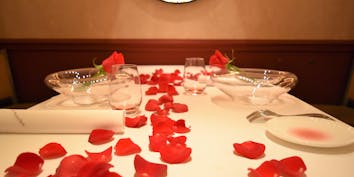 【アニバーサリープラン 個室限定ランチ】ホールケーキとバラのテーブルデコレーション、特別コース - ラール エ ラ マニエール