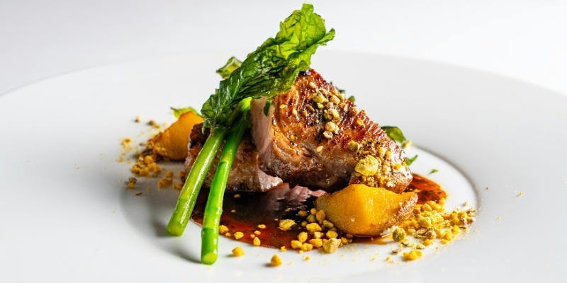 【Lunch A Course】選べる（肉・魚）メイン＆フォーなど全4品＋1ドリンク＆カフェ（土日祝）