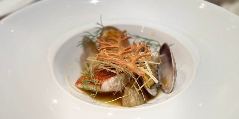 【A5黒毛和牛ディナー】アミューズ3品、前菜3皿、魚料理、和牛肉のステーキ、デザート等＋記念日プレート