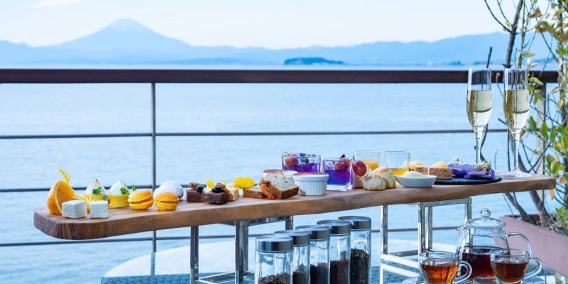 【アフタヌーンティー】富士山と江の島を望む乾杯酒＆スイーツ・セイボリー15種 ロンネフェルト等フリー　