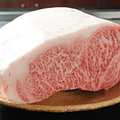 最高級”特選黒毛和牛”に季節を伝える旬の食材 最高級の肉は”シャキっと立つ”