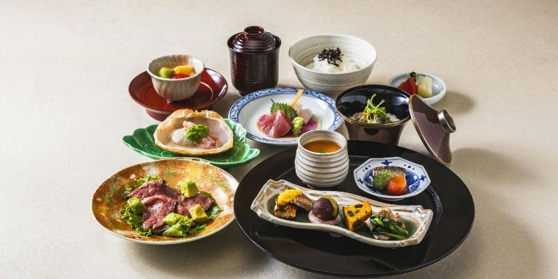 【お昼のグルメ会席】蟹を味わう先付や炙り牛肉、目にも愉しい組肴など全7品